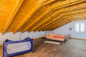 3 makuuhuonetta, silitysrauta/-lauta, Wi-Fi, vuodevaatteet