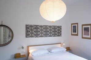 3 habitaciones, escritorio, tabla de planchar con plancha y wifi gratis 