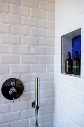 Regadera, amenidades de baño ecológicas, secadora de cabello, bidet 