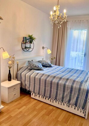 3 slaapkamers, een strijkplank/strijkijzer, wifi, beddengoed