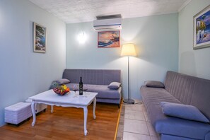 TV, fireplace - Beautiful 1-Bedroom Apartment with great view. (Orebic)