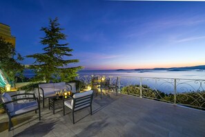 Terrace/patio - Beautiful 1-Bedroom Apartment with great view. (Orebic)