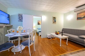 Dining - Beautiful 1-Bedroom Apartment with great view. (Orebic)