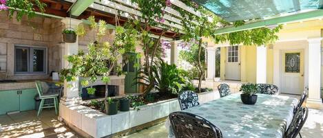 屋外ダイニングエリア