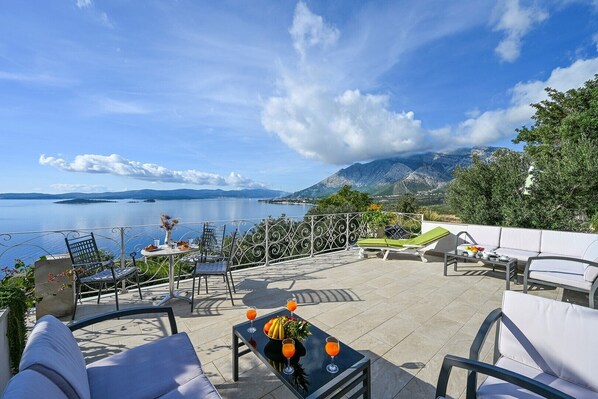 Outdoor dining - Beautiful 1-Bedroom Apartment with great view. (Orebic)