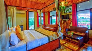 Luxury Studio Suite, Valley View | Soundproofing, iron/ironing board, free WiFi - Pyramid Home Divine (Vikasnagar)