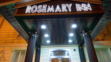 Der Eingang des Rosemary Inn mit einer Markise über den Türen, Säulen an beiden Seiten des Eingangs und einer gemusterten Decke.