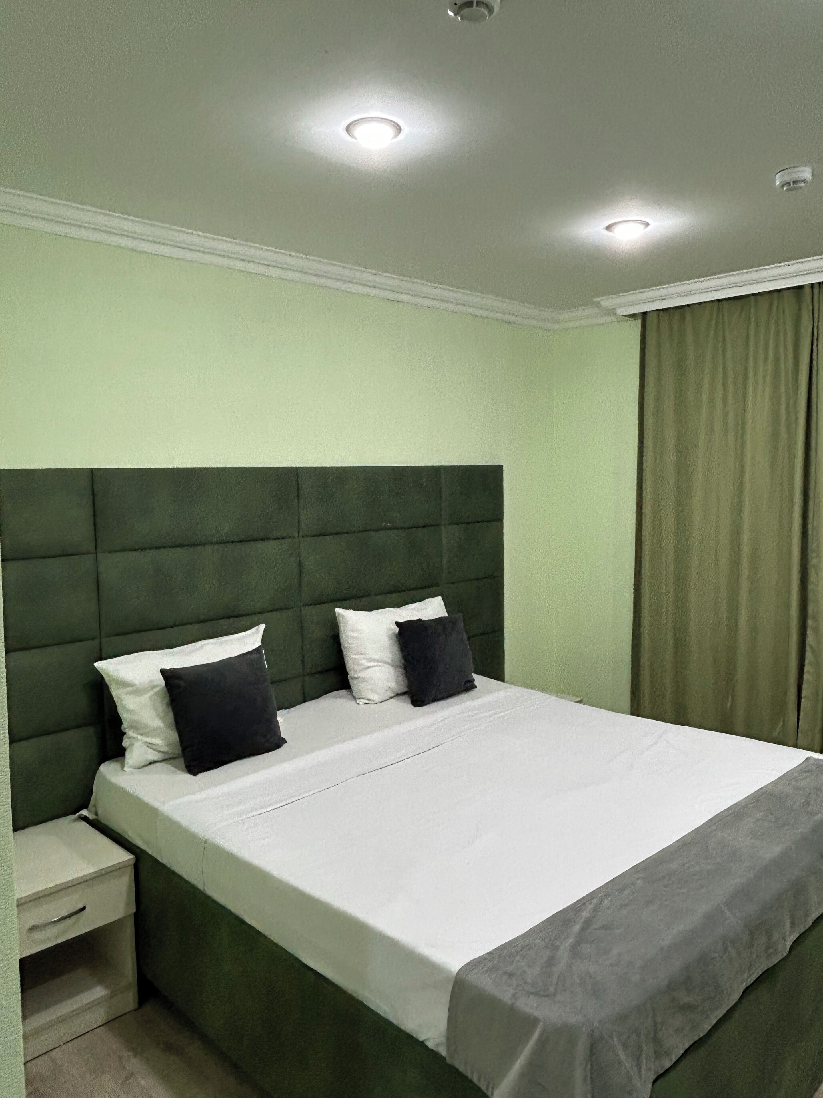 Chambre Standard double, vue sur la ville | Système d’insonorisation, accès au Wi-Fi (inclus), literie fournie