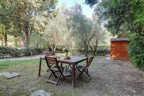 Outdoor dining - La Delizia, house with garden and private parking. Florence (Firenze)