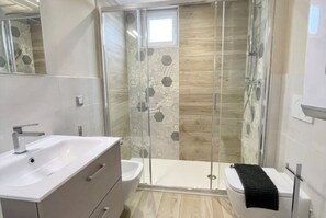 Douche, sèche-cheveux, serviettes fournies