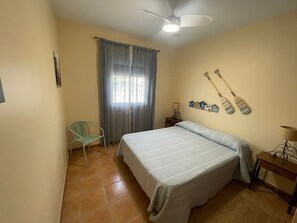 3 habitaciones, tabla de planchar con plancha, wifi y ropa de cama 