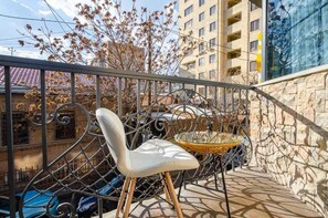 In-room safe, laptop workspace, soundproofing, free WiFi - La Torre Hotel (Yerevan)