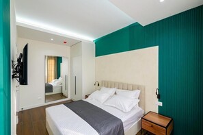 Kamar Double | Brankas, ruang kerja ramah laptop, kedap suara, dan Wi-Fi gratis