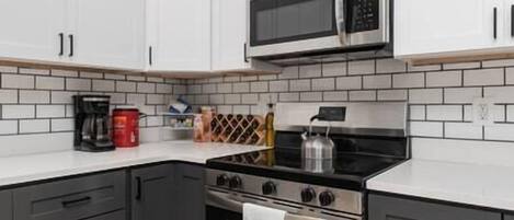 Réfrigérateur, four à micro-ondes, un four, surface de cuisson