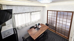 Family Room, Non Smoking | Living area | Flat-screen TV