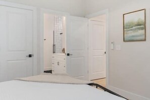 5 bedrooms, desk, iron/ironing board, travel cot