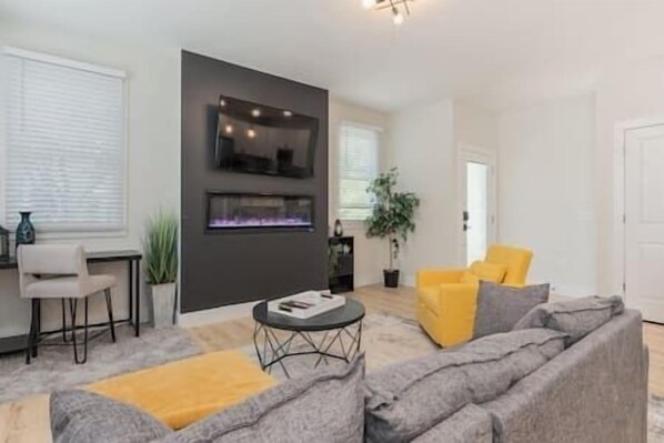 Smart TV, fireplace, offices - Whole duplex right downtown! (Wilmington)