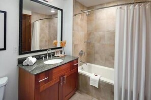 Hårtork, handdukar, tvål och toalettpapper