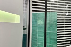 Secador de cabelo, toalhas de banho, sabonete, shampoo