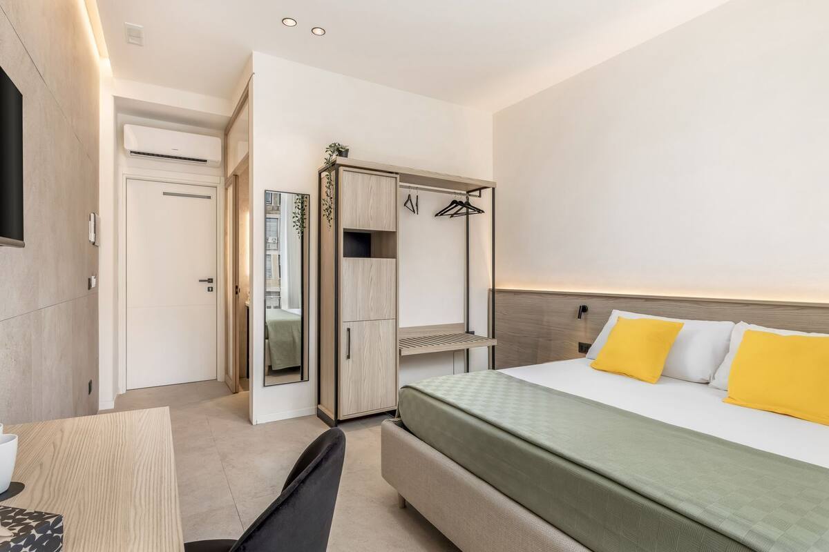 Deluxe double room Glicine | Minibar, odada kasa, masa, dizüstü bilgisayar çalışma alanı