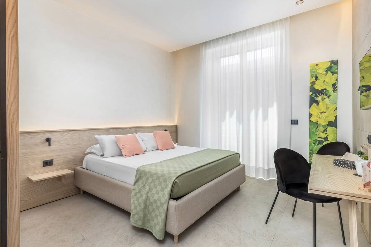 Minibar, odada kasa, masa, dizüstü bilgisayar çalışma alanı