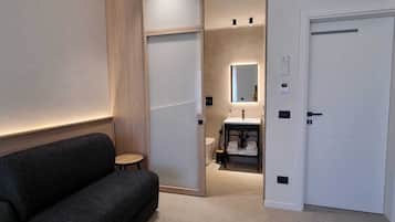 Habitación triple Deluxe, baño privado | Minibar, caja fuerte, escritorio y espacio para trabajar con un portátil