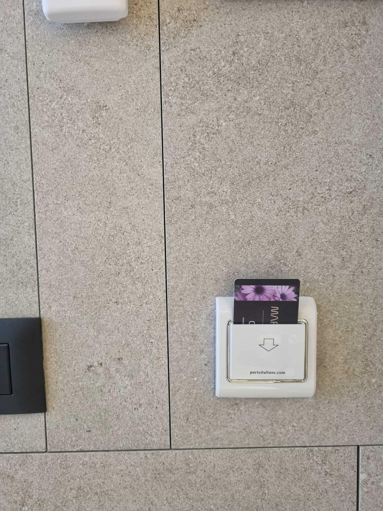 Un terminal de pago con una tarjeta y una tarjeta floral encima, y una dirección web en el terminal.