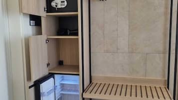 Habitación triple Deluxe, baño privado | Minibar, caja fuerte, escritorio y espacio para trabajar con un portátil