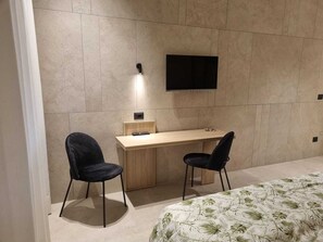 Camera Doppia Margherita | Minibar, safe på rommet, skrivebord og skrivebord for bærbar PC