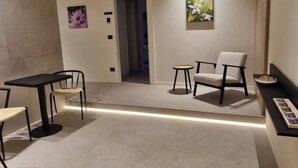 Un interior moderno con comedor, sofá y una mesita.