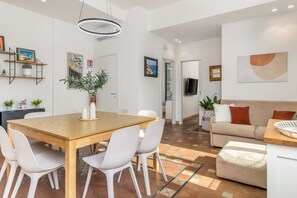 Deluxe-Apartment | Minibar, Zimmersafe, Schreibtisch, laptopgeeigneter Arbeitsplatz
