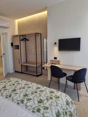 Deluxe trippelrum - privat badrum | Minibar, värdeförvaringsskåp på rummet och skrivbord