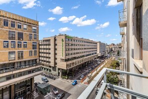 Un edificio de varios pisos con una planta baja comercial y pisos superiores residenciales.