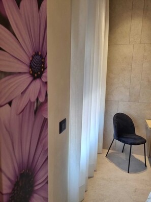 Camera Doppia Margherita | Minibar, in-room safe, desk, laptop workspace -  Grafea Apartment&Rooms Catania (Catania)