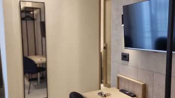 Habitación cuádruple Deluxe, baño privado | Minibar, caja de seguridad en la habitación y escritorio