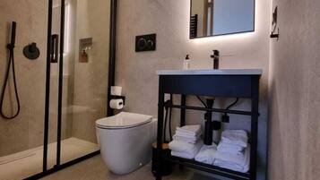 Douche, sĂšche-cheveux, serviettes fournies, savon