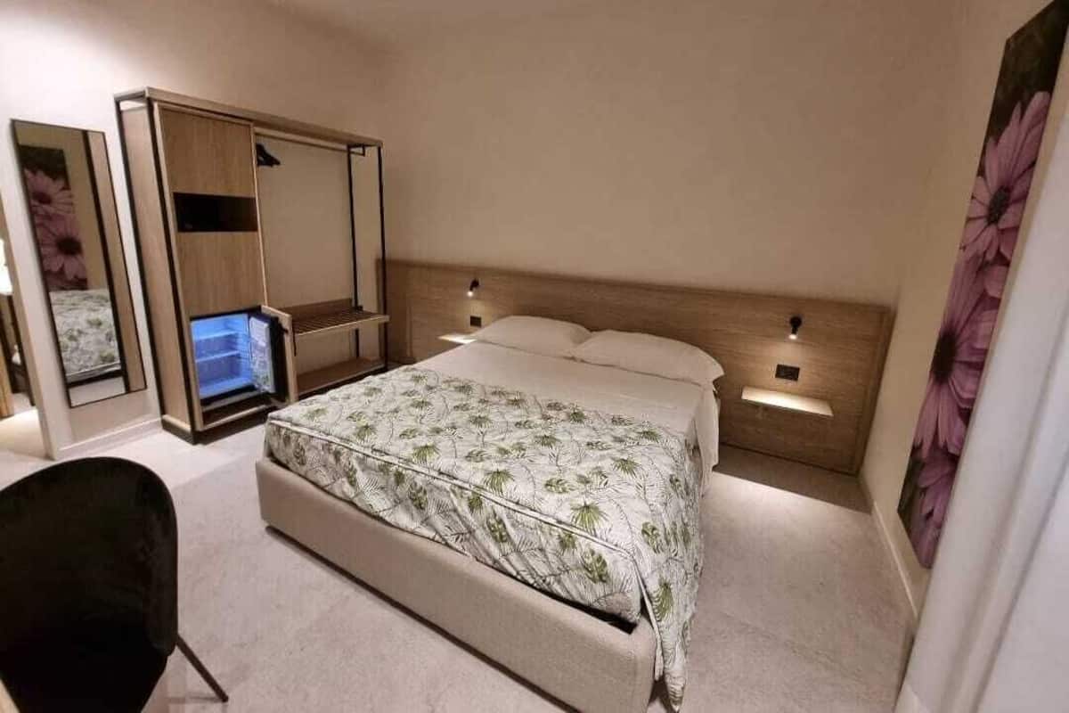 Camera Doppia Margherita | Minibar, in-room safe, desk, laptop workspace