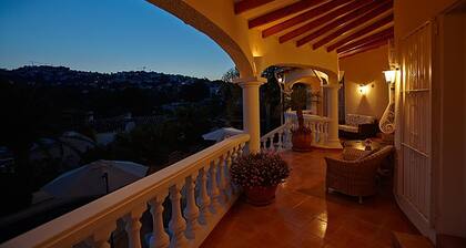 Luxury 5 Bed Mountain Views Heated Pool Games Room