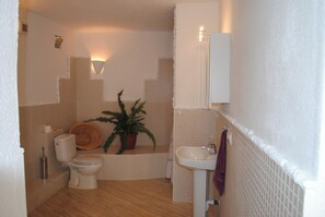 Villa | Bathroom | Shower, towels