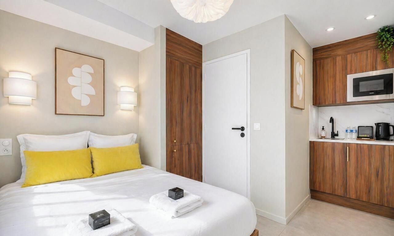Deluxe Suite, Kitchen | Egyptian cotton sheets, premium bedding, Select Comfort beds