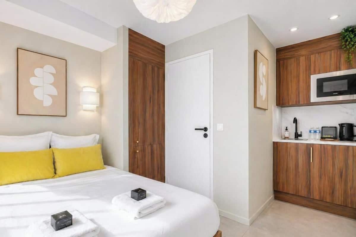 Deluxe Suite, Kitchen | Egyptian cotton sheets, premium bedding, Select Comfort beds