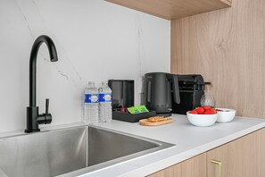 Comfort Suite, Kitchen | Private kitchen | Electric kettle