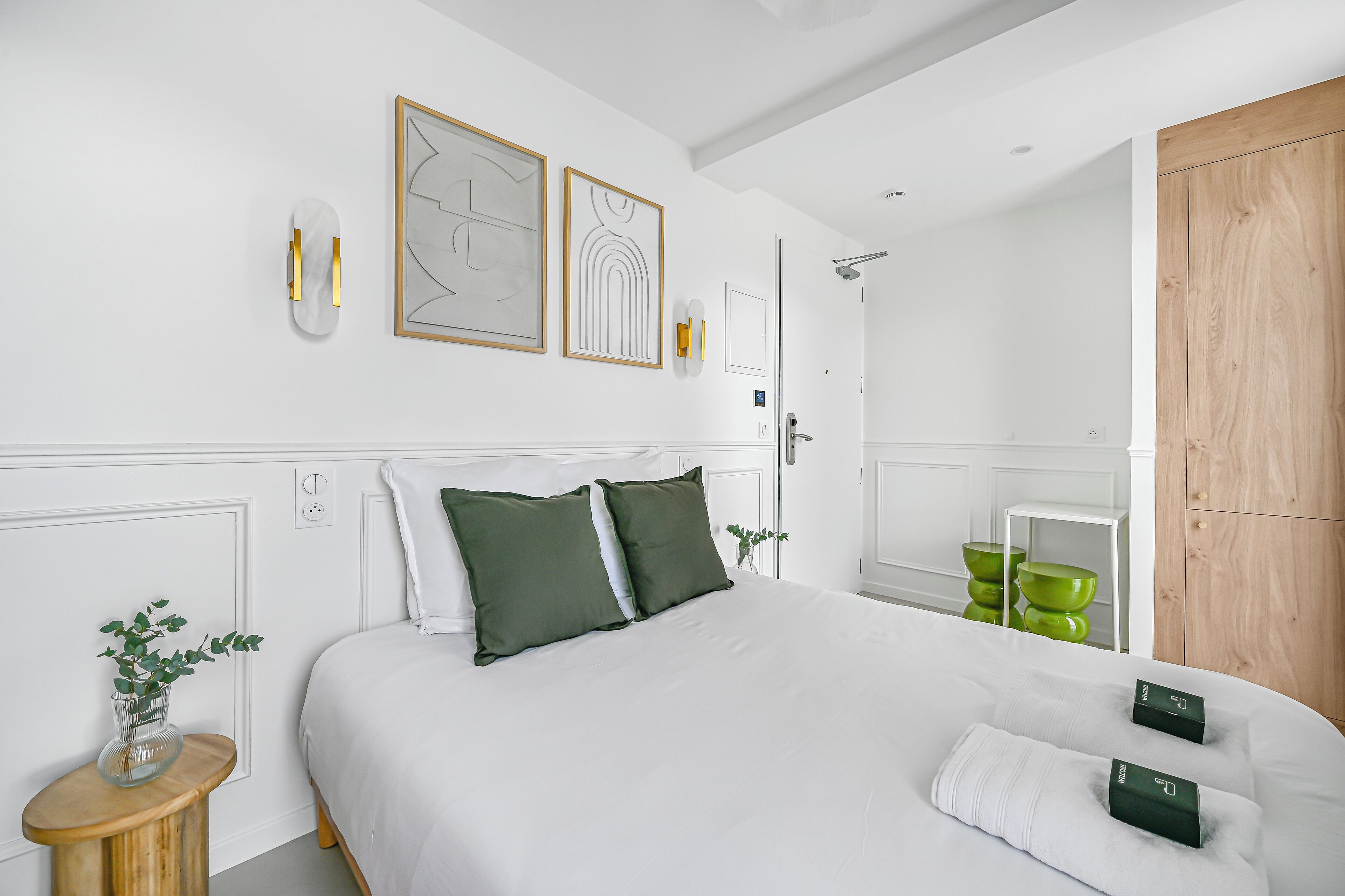 コンフォート スイート キッチン | エジプト綿のシーツ、高級寝具、セレクト コンフォート製ベッド、客室ごとに異なる装飾