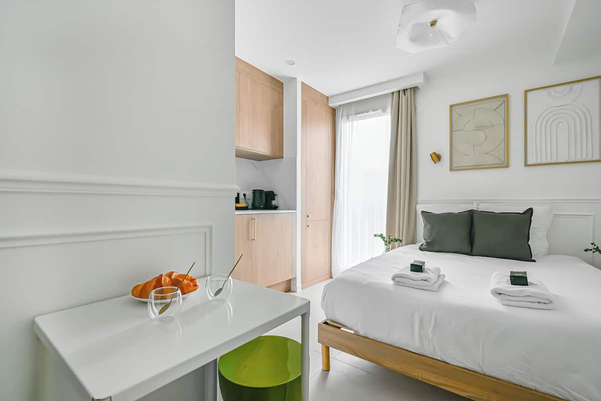 Luxury Suite, 1 Katil Kelamin (Double), Kitchen | Langsir/tirai gelap terus, kalis bunyi, seterika/papan seterika