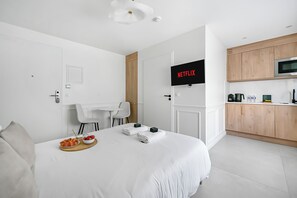 Royal Suite, Kitchen, Garden View | Egyptian cotton sheets, premium bedding, Select Comfort beds - JIJI Suites (Combs-la-Ville)