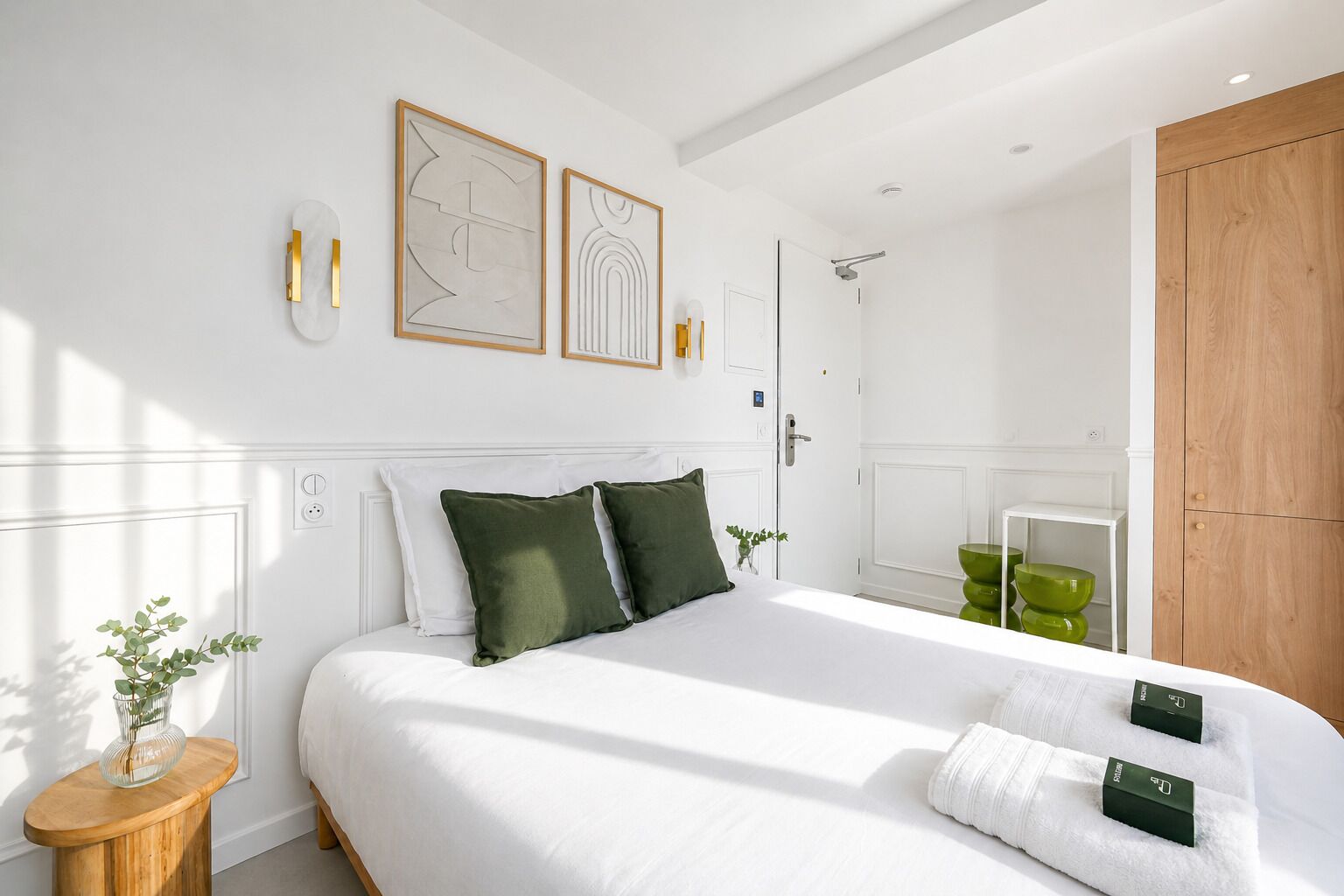 Un dormitorio moderno con una cama grande, un armario de madera y una ducha.