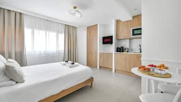 Suite Royal, cocina, vistas al jardín | Sábanas de algodón egipcio y ropa de cama de alta calidad