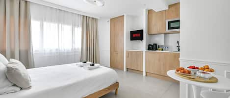 Royal Suite, Kitchen, Garden View | Egyptian cotton sheets, premium bedding, Select Comfort beds