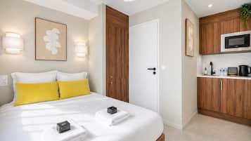 Deluxe Suite, Kitchen | Egyptian cotton sheets, premium bedding, Select Comfort beds