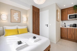 Deluxe Suite, Kitchen | Egyptian cotton sheets, premium bedding, Select Comfort beds - JIJI Suites (Combs-la-Ville)